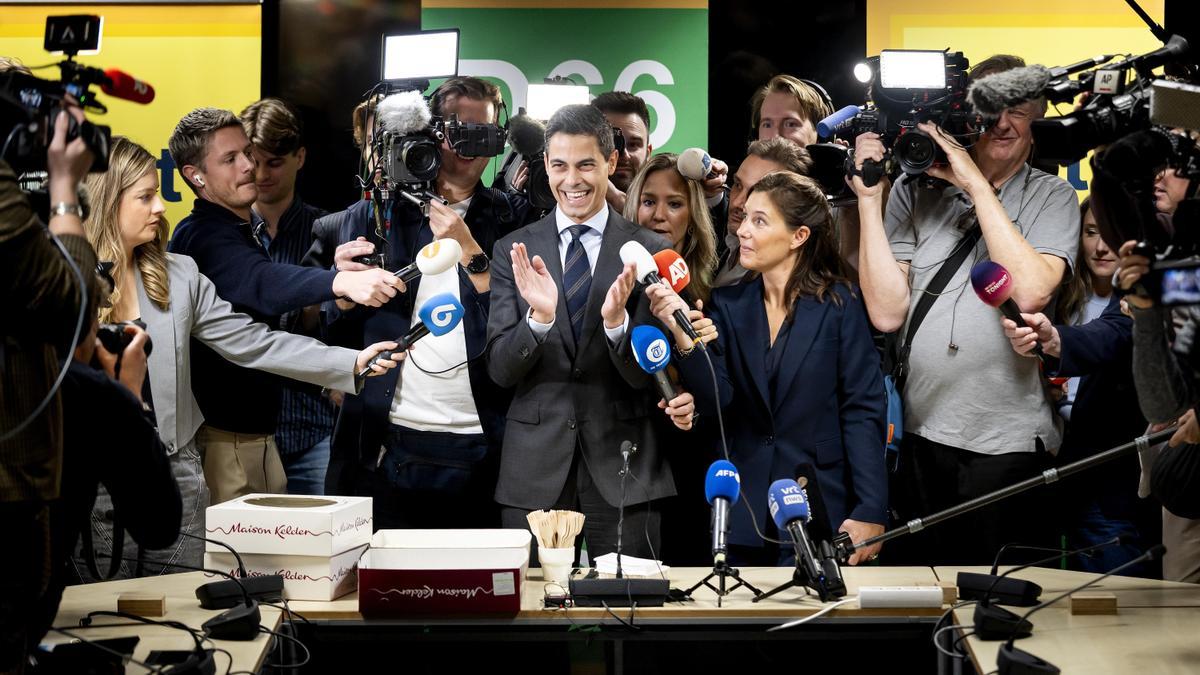 El líder del partido holandés D66, Rob Jetten, celebra en La Haya los resultados en las elecciones.