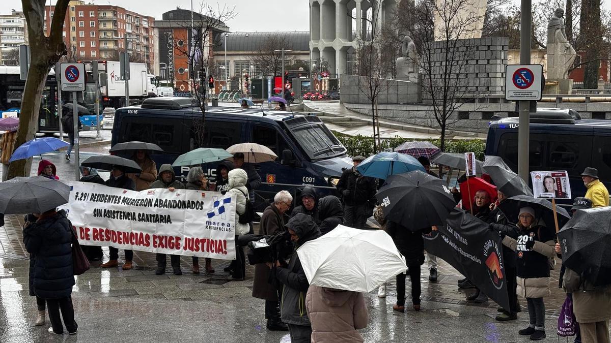Familiares de fallecidos en las residencias a las puertas de los tribunales.