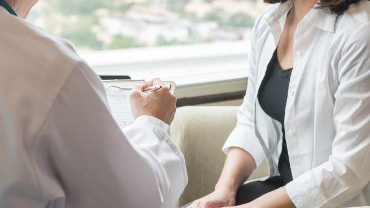 Imagen de archivo de una mujer en consulta.