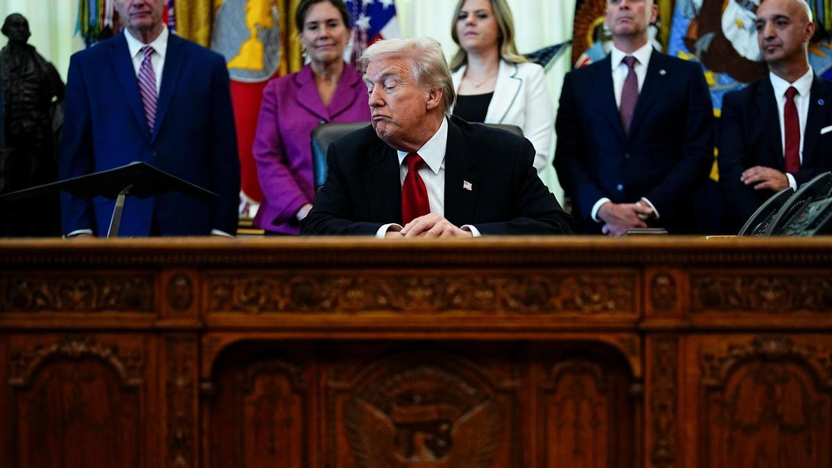 El presidente de Estados Unidos, Donald Trump, habla en el Despacho Oval de la Casa Blanca.