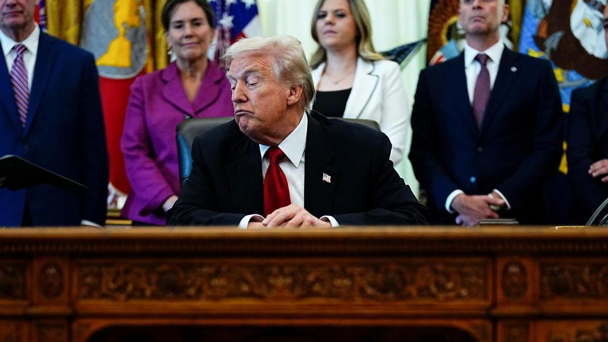 El presidente de Estados Unidos, Donald Trump, habla en el Despacho Oval de la Casa Blanca.