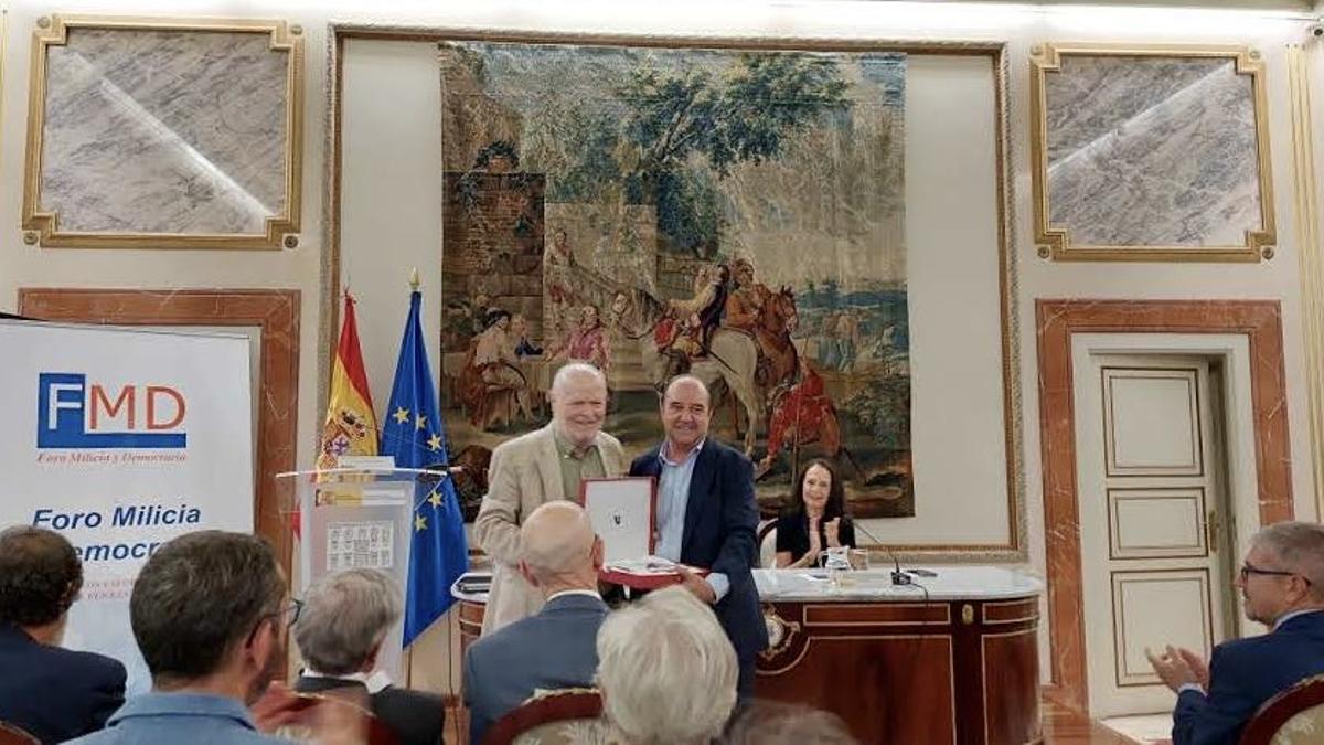 Entrega a Jesús Maraña, director editorial de infoLibre, de la distinción Capitán de la Democracia en la edición anterior de los Premios Foro Milicia y Democracia