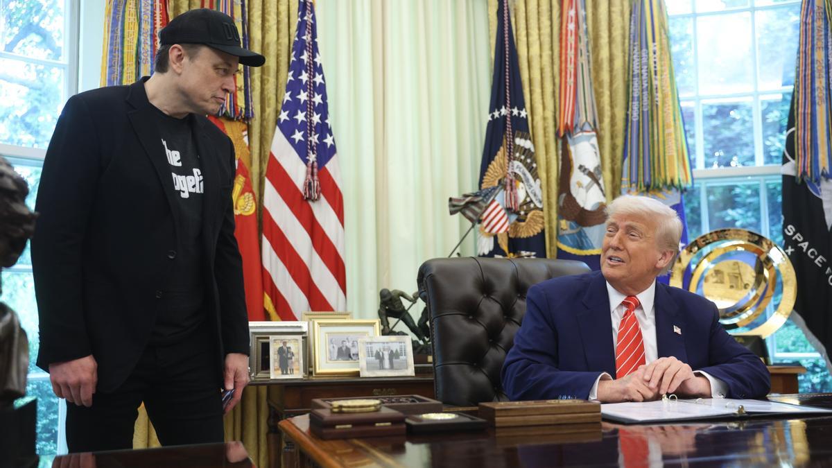 El presidente de Estados Unidos, Donald Trump (derecha), y Elon Musk asisten a una conferencia de prensa en la Oficina Oval de la Casa Blanca en Washington.