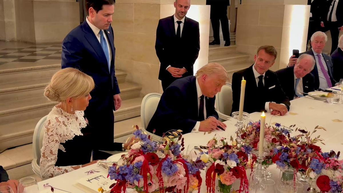 Captura de vídeo difundido con Trump firmando el acuerdo con Irán junto a su homólogo de Francia, Emmanuel Macron.