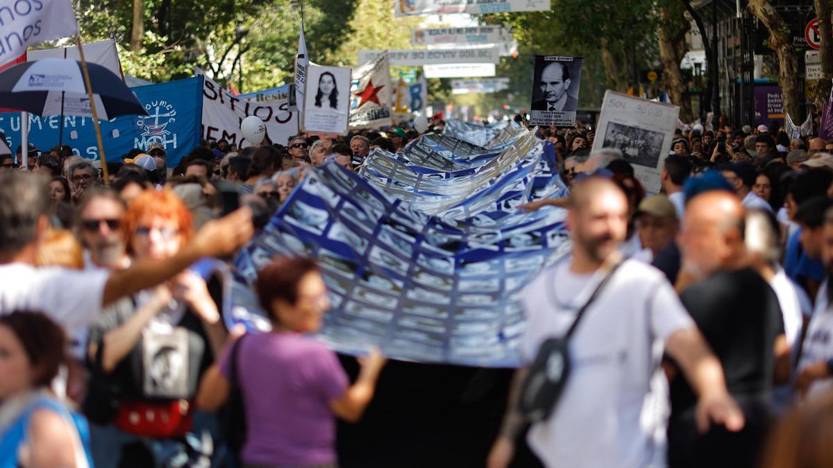 Personas manifestándose en el aniversario del golpe de Estado en Buenos Aires.