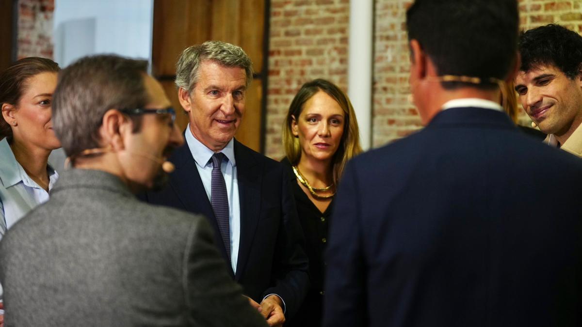 El presidente del Partido Popular, Alberto Núñez Feijóo, junto con otros participantes en un acto económico.