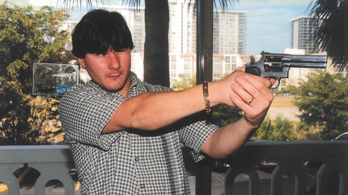 El Panamá probando un revólver Smith & Wesson.