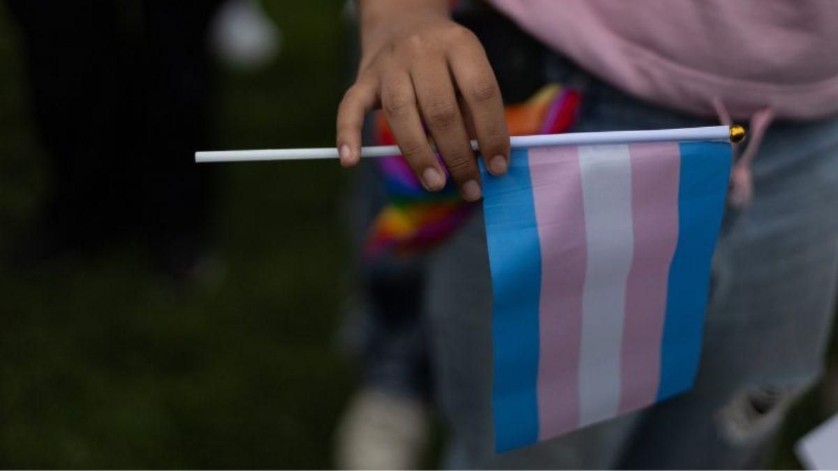 Una persona sosteniendo una bandera trans en Chile.