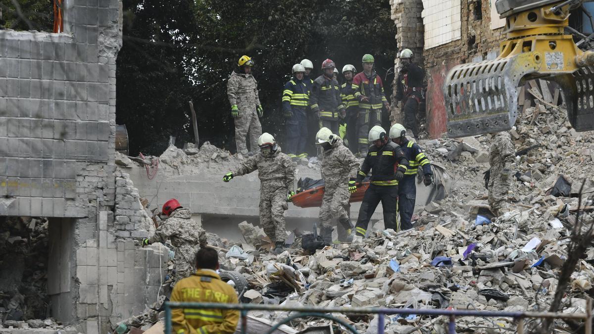 Bomberos ucranianos trasladan el cuerpo de una víctima en el lugar de un ataque aéreo nocturno contra un edificio residencial de nueve plantas en Kiev, en una imagen de archivo.