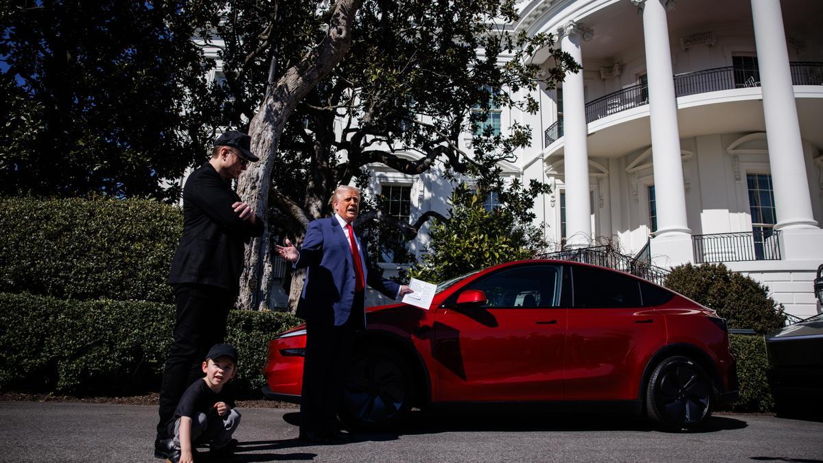 Fotografía de archivo del 11 de marzo de 2025 de Donald Trump frente a un vehículo Tesla junto al magnate Elon Musk y su hijo X.
