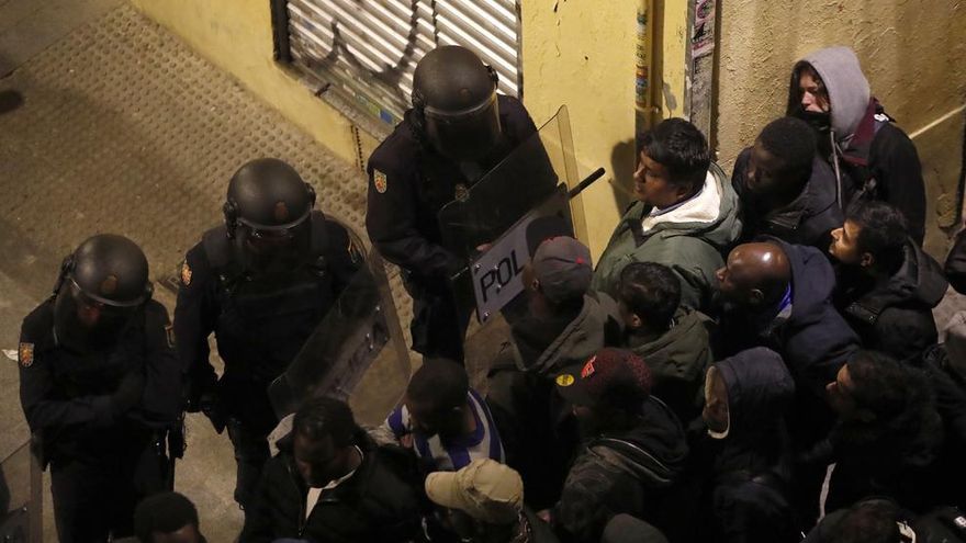 Disturbios en la calle Mesón de Paredes con la calle del Oso, en el barrio de Lavapiés de Madrid..