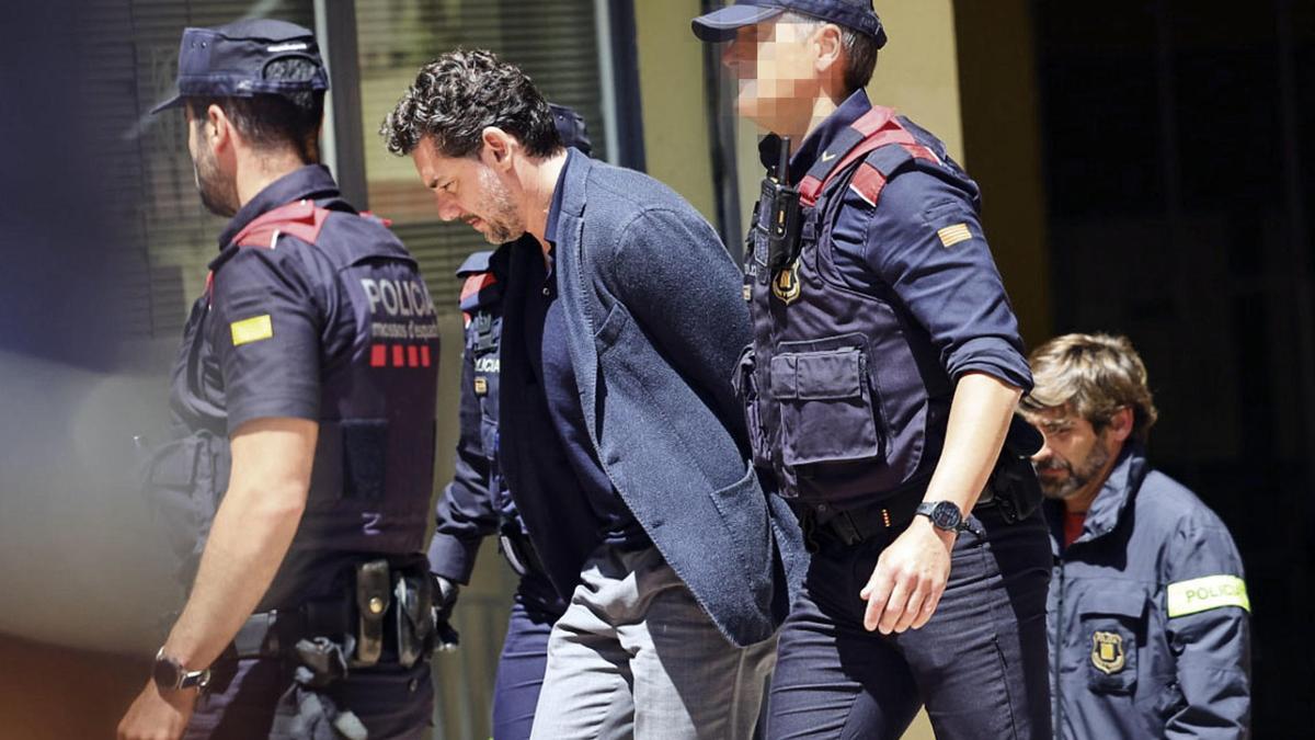 Jonathan Andic, hijo del fundador de Mango, Isak Andic, ha llegado poco antes de la una del mediodía a los juzgados de Martorell (Barcelona) para comparecer ante la jueza que instruye la causa por la muerte del empresario, tras ser detenido esta mañana por los Mossos d'Esquadra.