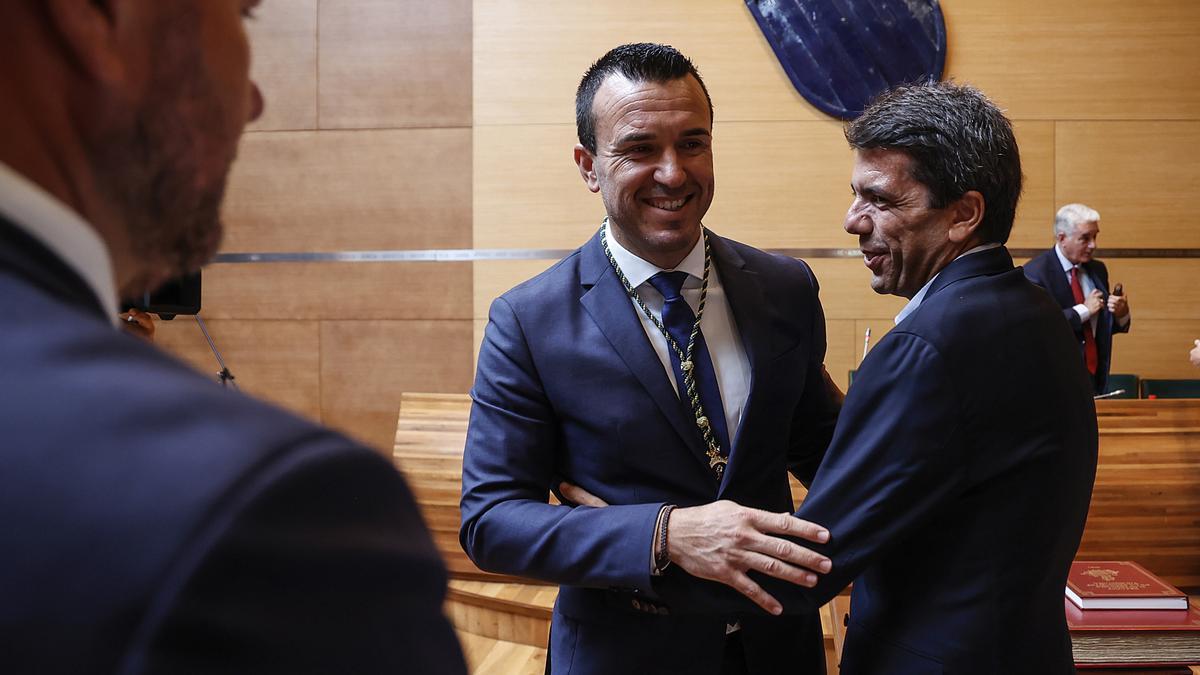 El nuevo presidente de la Diputación de Valencia, Vicent Mompó (i) y el nuevo presidente de la Generalitat Valenciana, Carlos Mazón (d), durante el pleno de constitución de la corporación