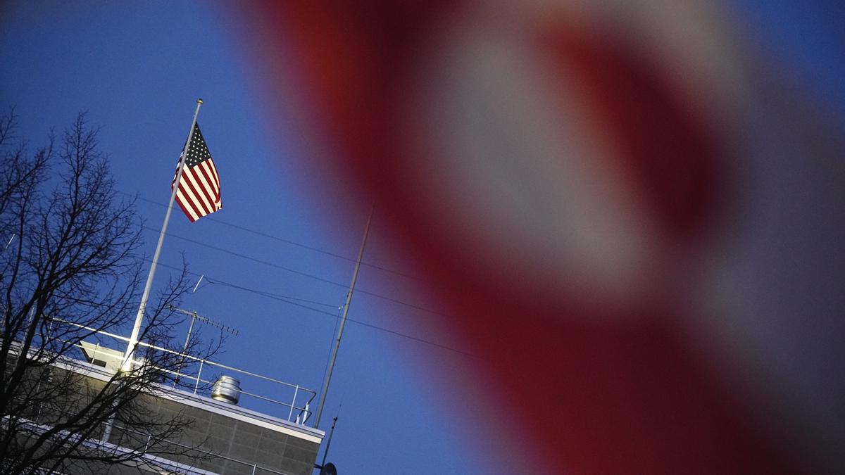 Una bandera de Estados Unidos y una bandera de Groenlandia durante una manifestación.