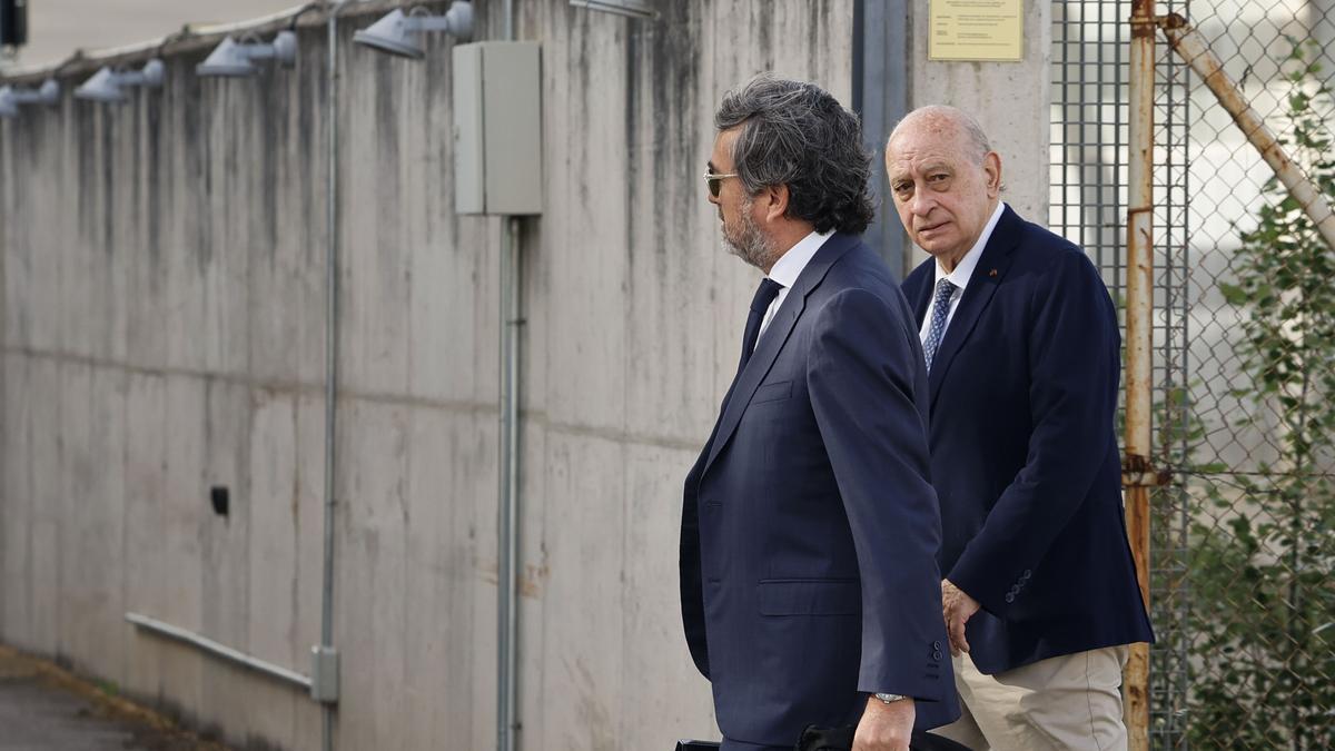 El exministro del Interior Jorge Fernández Díaz (d) a su llegada a la sede de la Audiencia Nacional de San Fernando de Henares (Madrid).