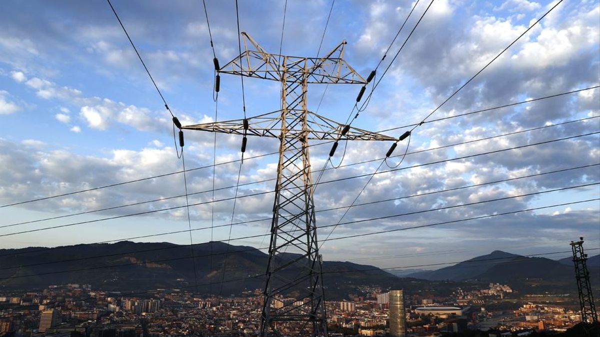 Una torre de transporte de energía perteneciente a red eléctrica