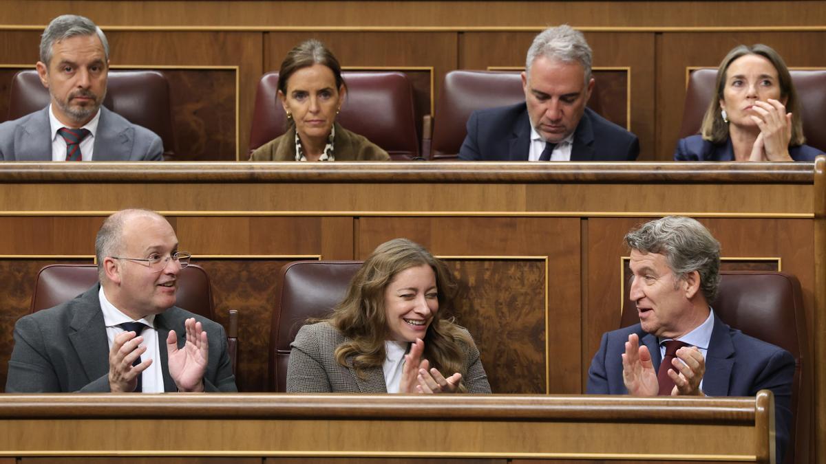 El secretario general del PP, Miguel Tellado; la portavoz del PP en el Congreso, Ester Muñoz, y el presidente del Partido Popular, Alberto Núñez Feijóo, durante una sesión plenaria, en el Congreso