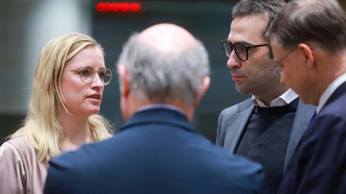 La ministra danesa de Asuntos Económicos, Stephanie Lose y el ministro español de Economía, Carlos Cuerpo, en la reunión del Consejo de Asuntos Económicos y Financieros en Bruselas (Bélgica).