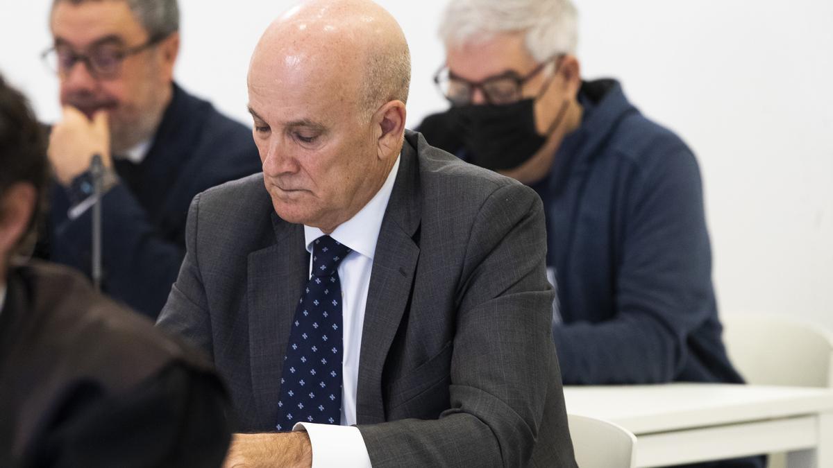 Andrés Cortabitarte, cargo de Adif absuelto por la Audiencia de A Coruña, delante del maquinista, Francisco José Garzón, durante el juicio en 2022.