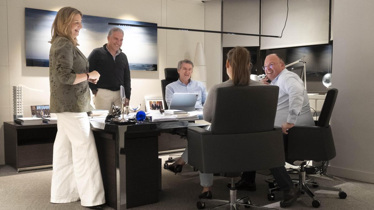 Alicia García, portavoz del PP en el Senado (primera la izquierda), asiste a una reunión con otros dirigentes del partido en el despacho de Alberto Núñez Feijóo.