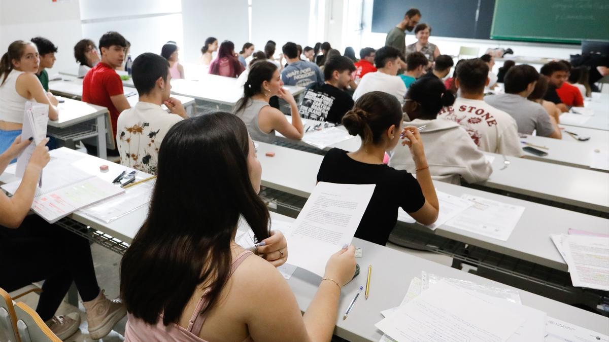 Miles de alumnos estrenan desde este martes una selectividad que evaluará conocimientos y madurez
