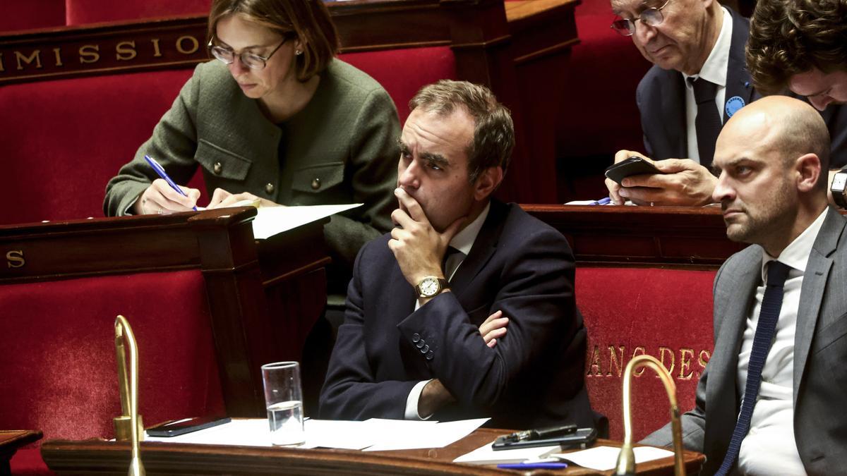 French PriEl primer ministro francés, Sébastien Lecornu (centro), escucha durante un debate tras la declaración del gobierno en la Asamblea Nacional en París, el 14 de octubre de 2025.