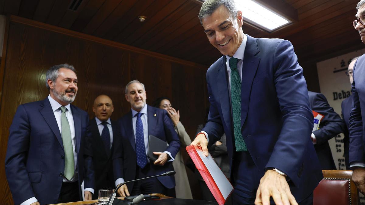 El presidente del Gobierno, Pedro Sánchez, acompañado por varios senadores socialistas durante la comisión de investigación del 'caso Koldo'.