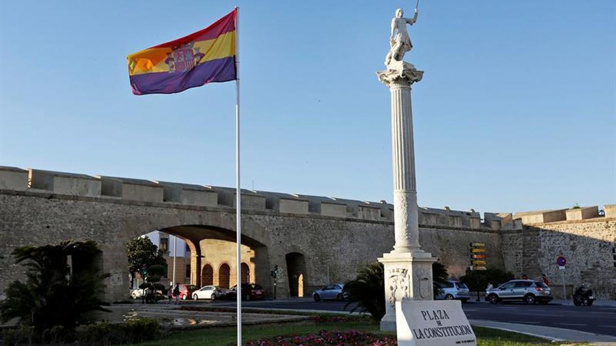 La bandera republicana izada en la plaza de la Constitución de Cádiz