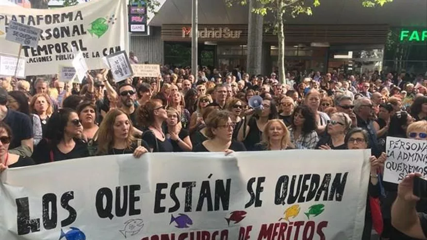 Medio millar de interinos se concentra frente la Asamblea de Madrid para reclamar concurso de méritos en lugar de oposiciones.