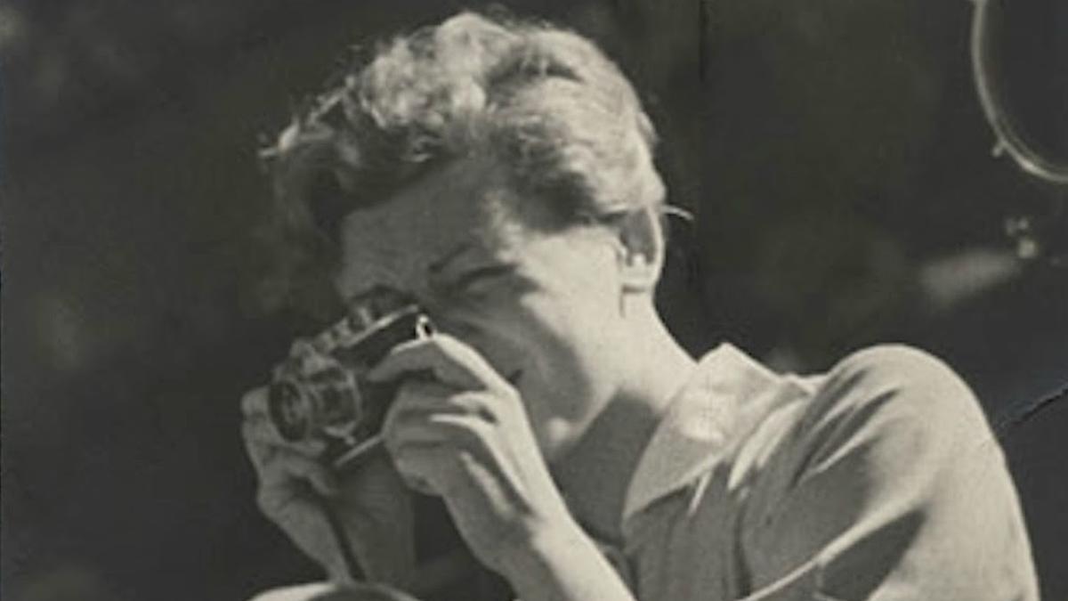 Gerda Taro con su cámara de fotos en el frente de Guadalajara en julio de 1937.