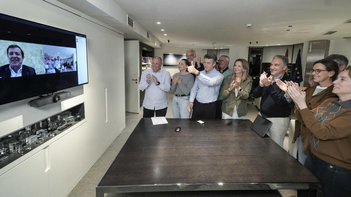 El líder del PP Alberto Núñez Feijóo felicita a Alfonso Fernández Mañueco tras ganar las elecciones en Castilla y León.