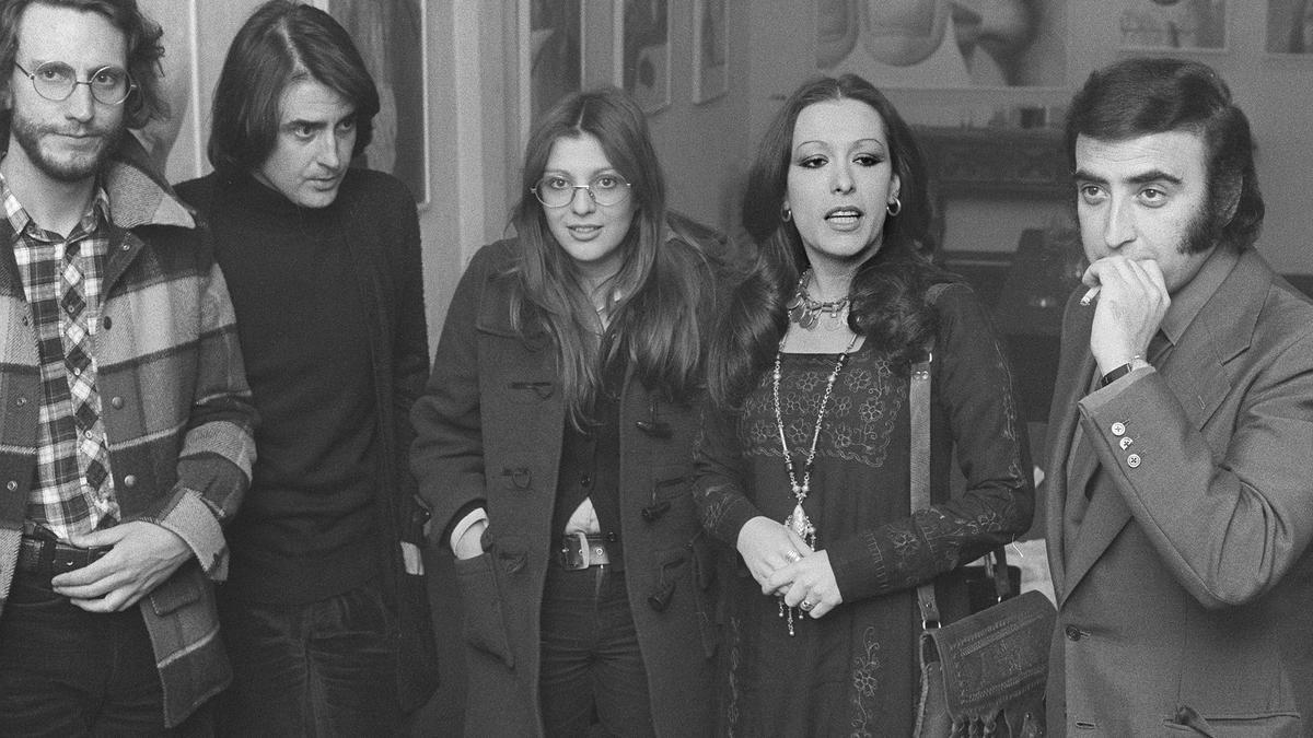 Febrero de 1974. En la inauguración de una exposición de Luis Eduardo Aute. De izquierda a derecha, Jaime Chávarri, Aute, Rosa León, Massiel y Peret.