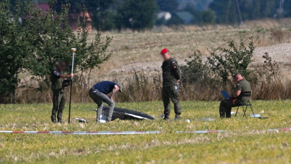 Autoridades polacas trabajan en el lugar donde se estrelló un dron ruso en la localidad de Wohyn, al este de Polonia.