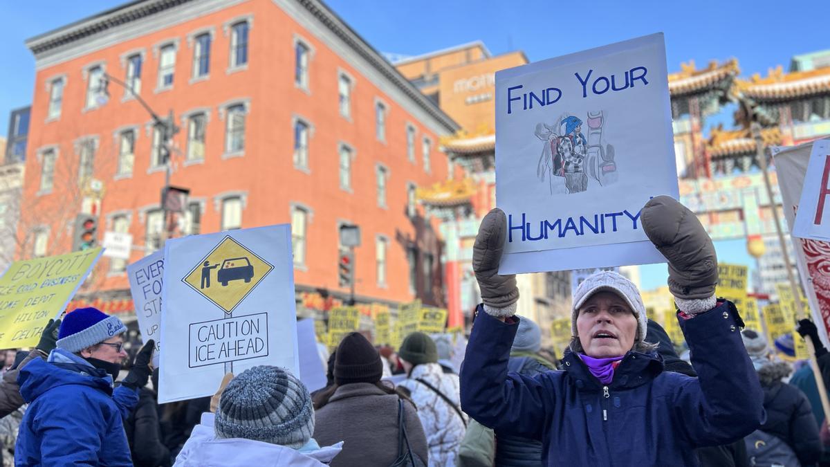 Una mujer porta una pancarta en contra del ICE en la manifestación de Washington este viernes.