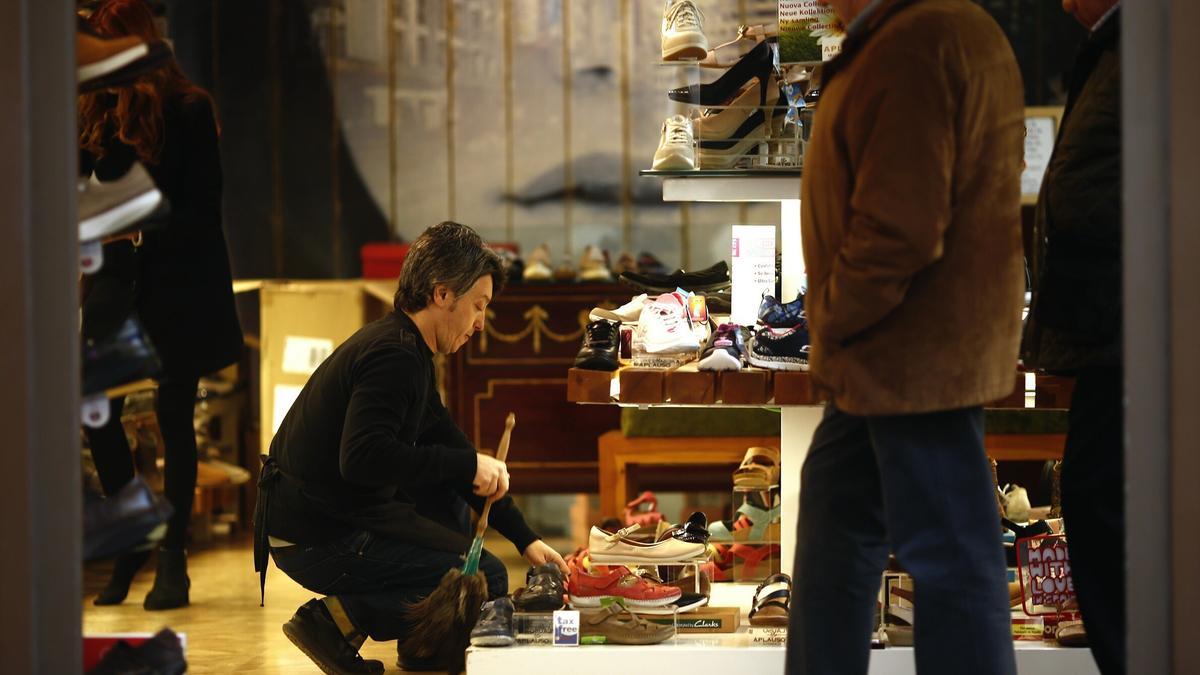 Trabajador autónomo en una tienda de zapatos.