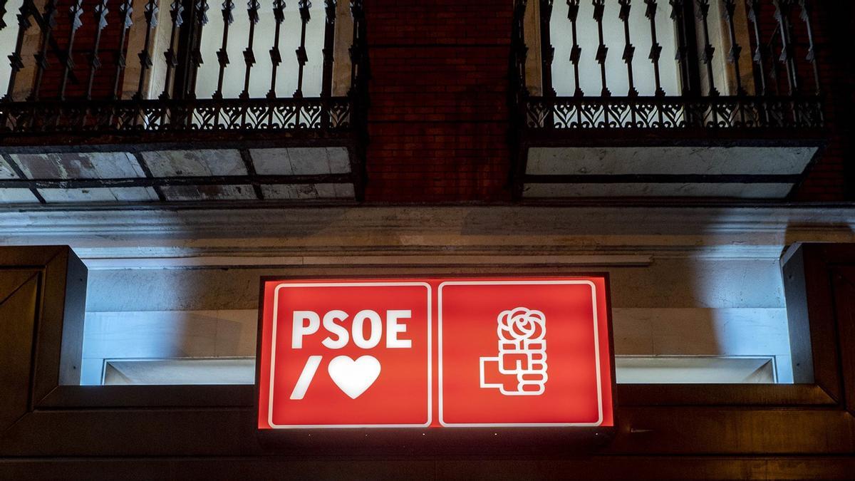 Foto de arvicho de la fachada de la sede del PSOE, en Madrid (España).