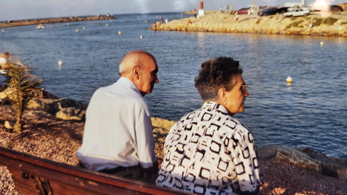 Abuelos y nietos a la orilla del mar: imágenes arrebatadas en instantes fugaces