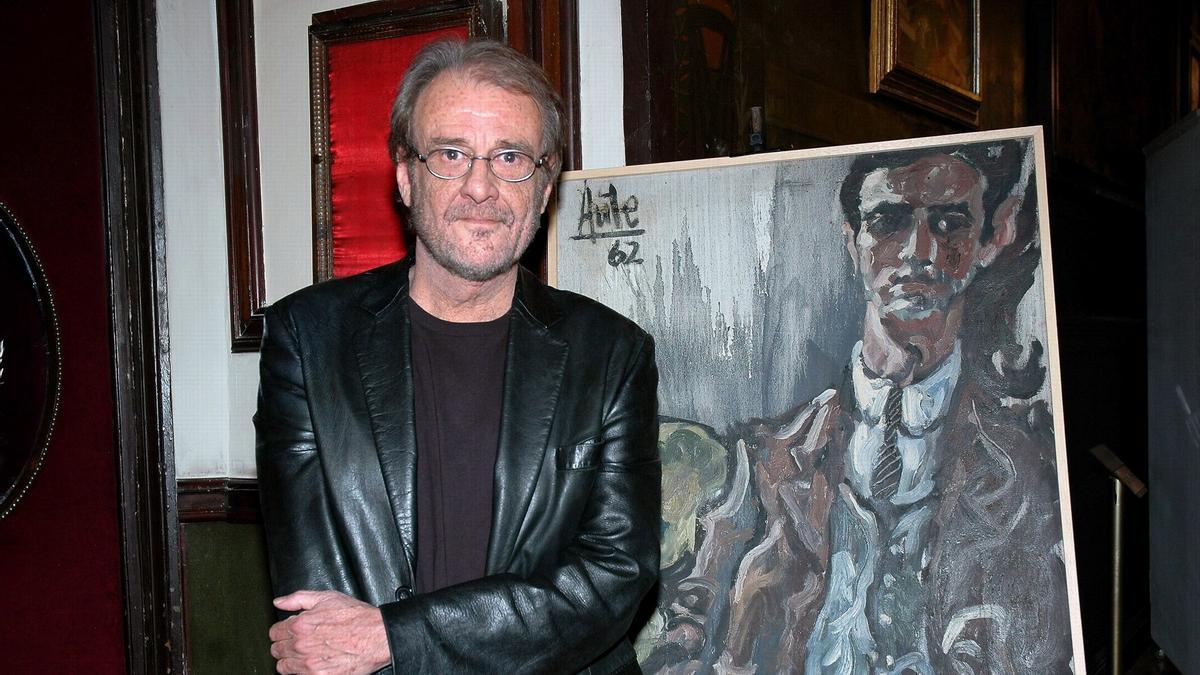 Luis Eduardo Aute posa junto a una de sus obras