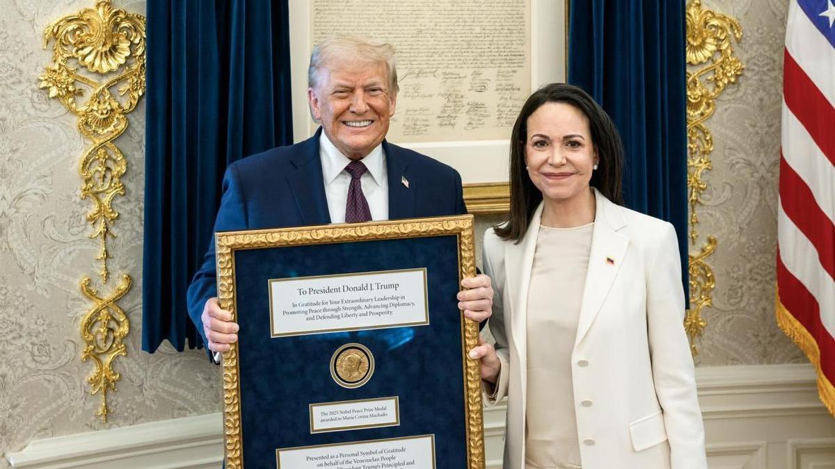 Fotografía tomada a través de rastreo de redes que muestra al presidente de Estados Unidos, Donald Trump, posando junto a la líder opositora venezolana María Corina Machado este jueves, en Washington (EE.UU).