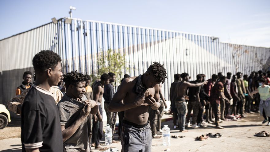 Migrantes en la valla fronteriza de Melilla.