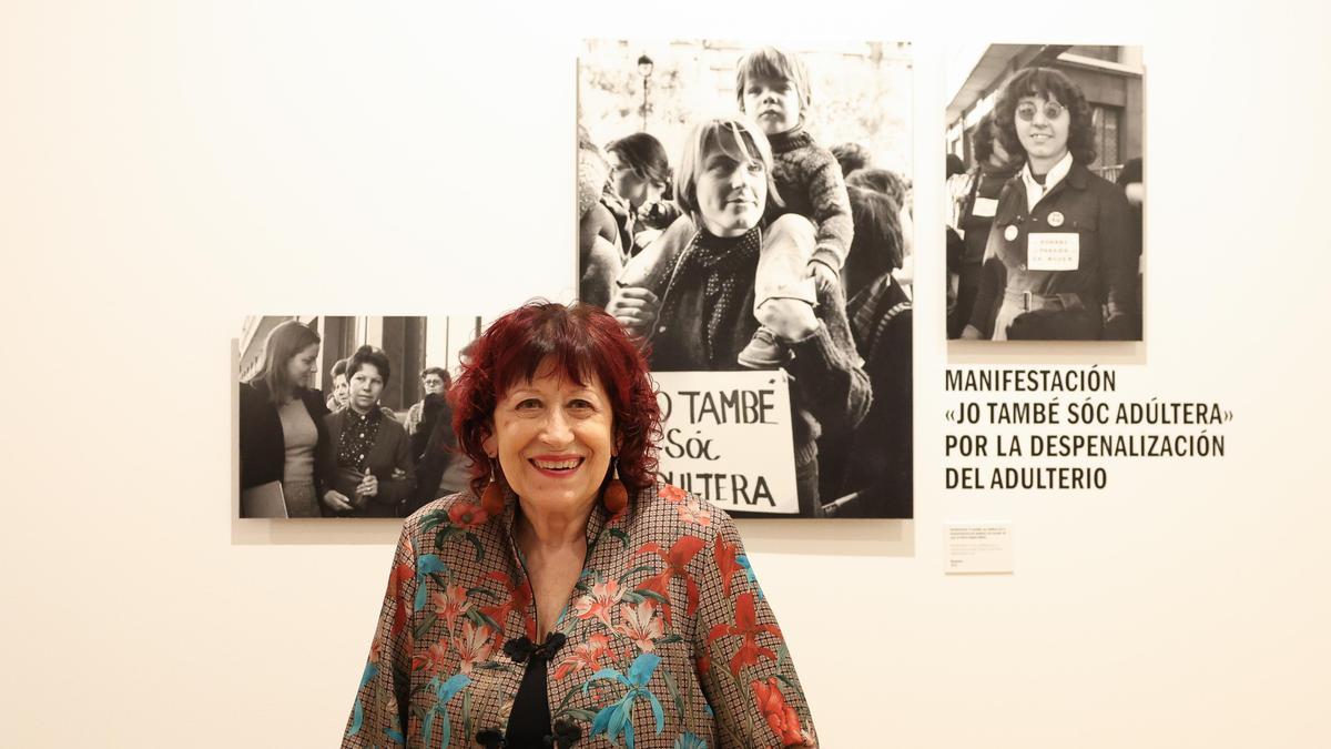 La fotógrafa Pilar Aymerich posa durante la presentación de su exposición 'Memoria vivida', con imágenes de mujeres durante la Transición.