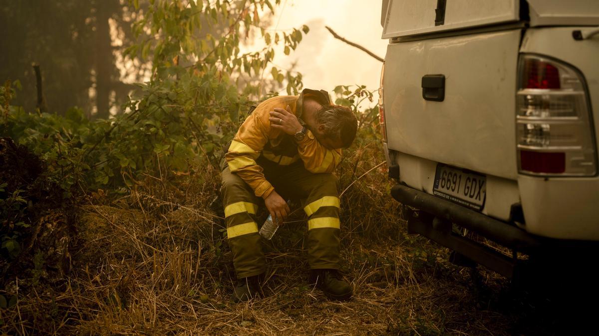 Un bombero trabaja en las labores de extinción del incendio forestal de Carballeda de Avia (Ourense) este domingo.