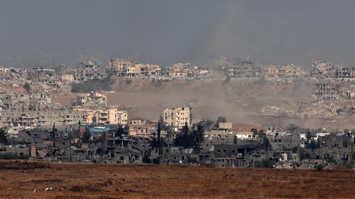 El humo se eleva tras un bombardeo militar israelí sobre la ciudad de Beit Hanoun.