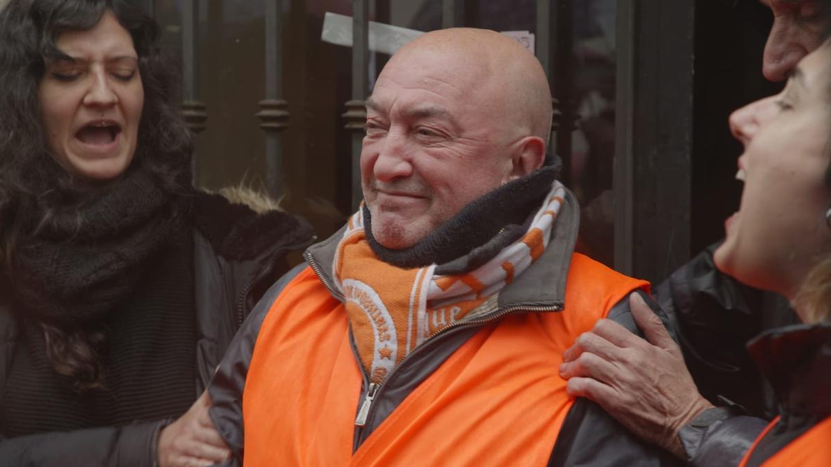 Mariano Ordaz frente a su domicilio durante una concentración para evitar el desahucio (Madrid).