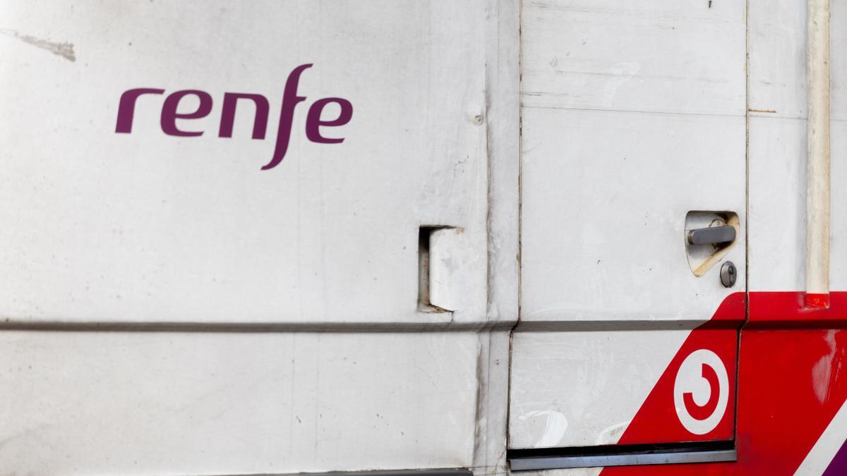 Tren de la red de Cercanías Madrid en Madrid (España).