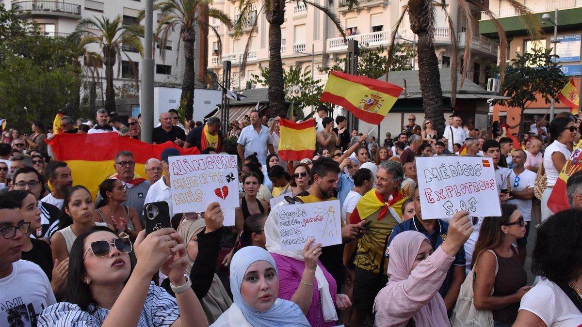 Decenas de personas durante una concentración frente a la sede de la Delegación del Gobierno, a 9 de agosto de 2026, en Ceuta (España)