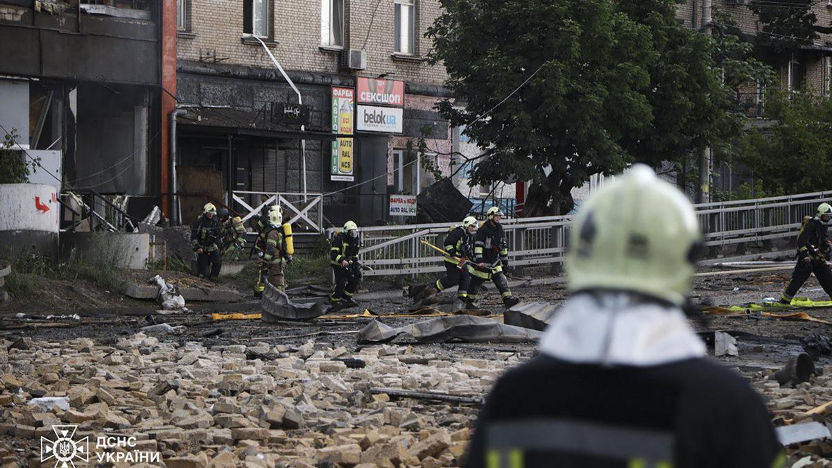 Una foto facilitada Ucrania muestra a los rescatistas trabajando en el lugar afectado por un ataque nocturno en Kiev, Ucrania, el 6 de junio de 2025, en medio de la invasión rusa en curso.