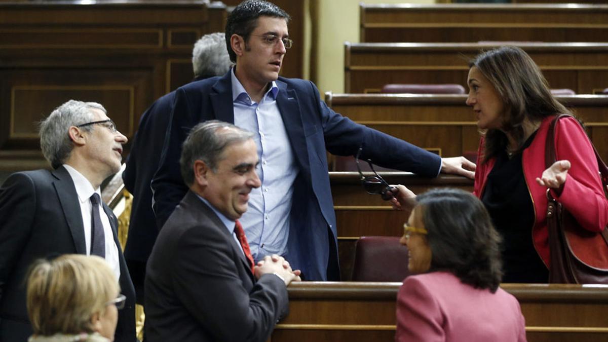 Gaspar Llamazares y otros diputados del PSOE, en el pleno del pasado 24 de abril.