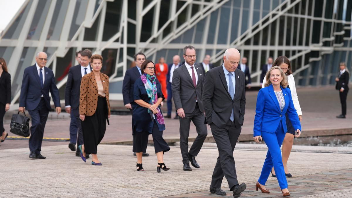 El presidente de la Autoridad Bancaria Europea (EBA), José Manuel Campa (2d) y la vicepresidenta primera y ministra de Asuntos Económicos y Transformación Digital en funciones, Nadia Calviño (1d) a su llegada a la reunión del Consejo en su formación de As