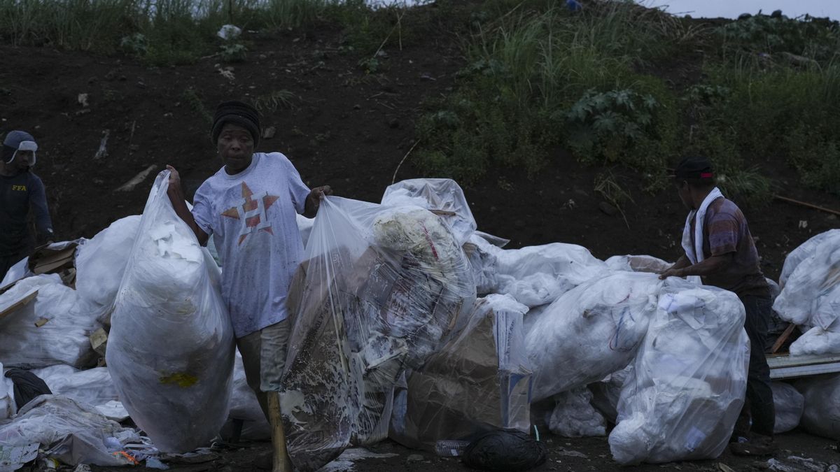 Apenas clarea en Panamá y Mixia ya lleva tiempo en el vertedero clasificando las bolsas plásticas para vender.